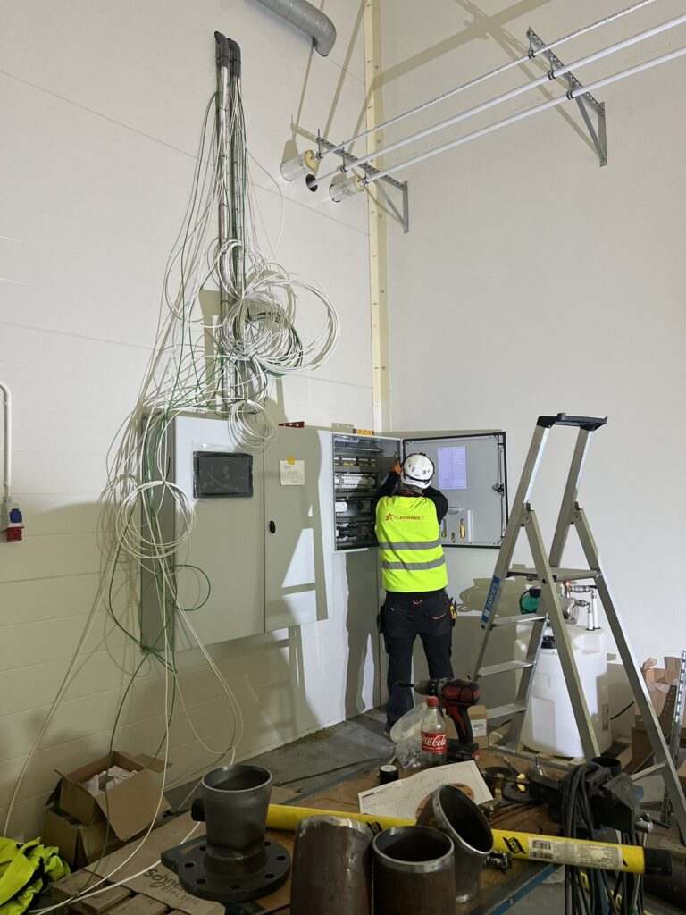 Elektriker från Elkorrekt arbetar i en elcentral